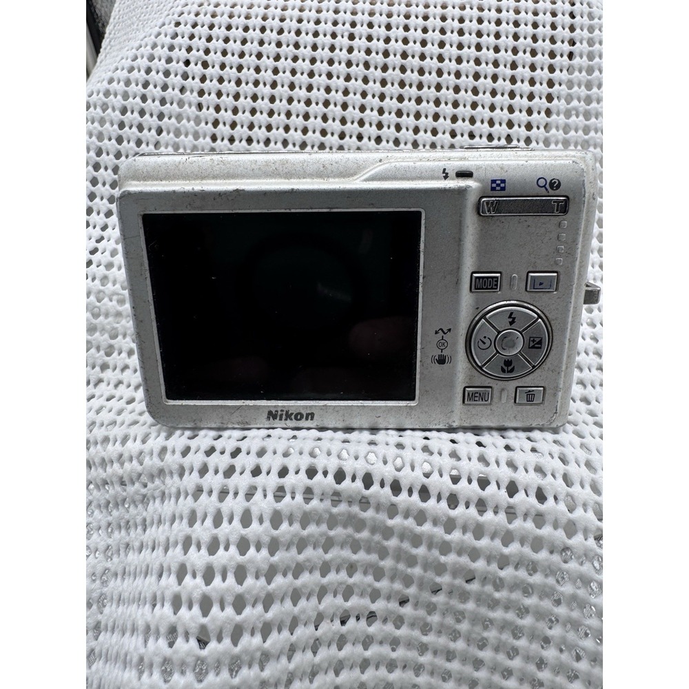 Nikon Coolpix S200 7.1MP Digital Camera Silver Parts Repair Lens Error No Batt